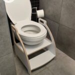 מדרגות הגבהה לשירותים