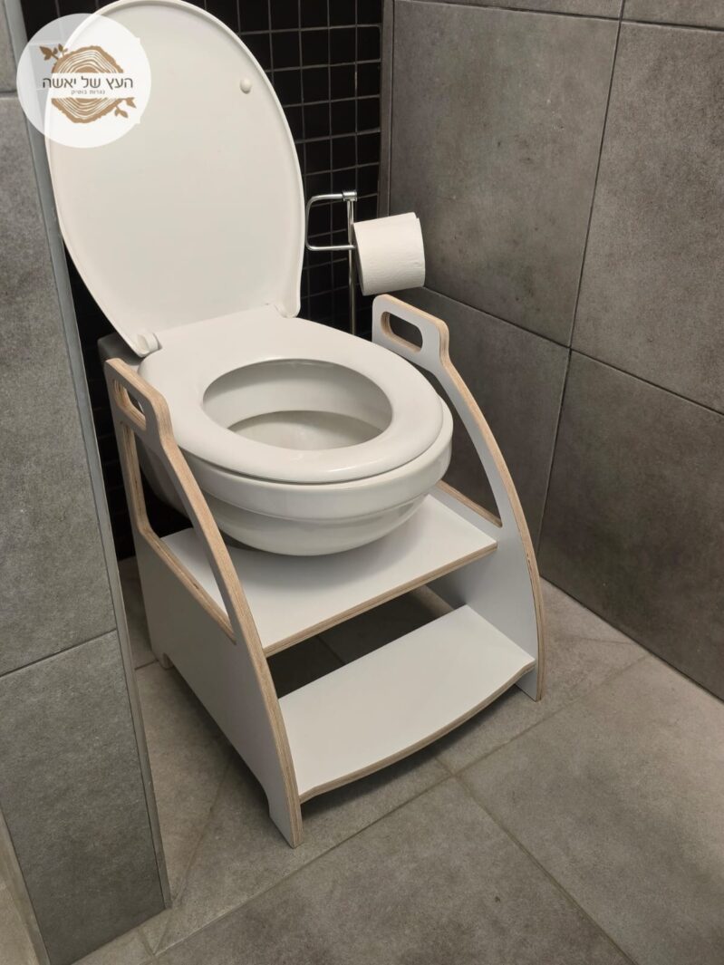 מדרגות הגבהה לשירותים