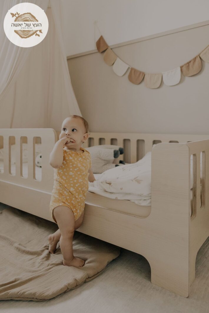 מיטת רומי העץ של יאשה