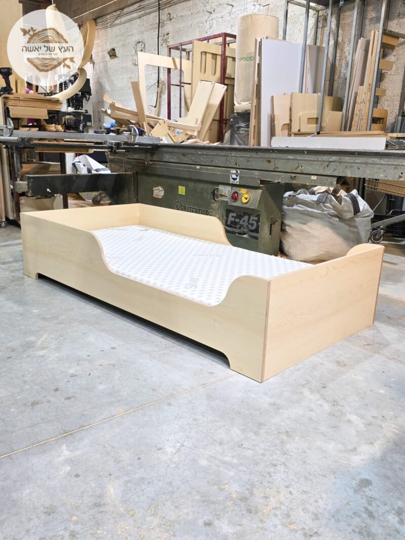 מיטת מדלן העץ של יאשה