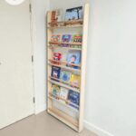 מדפיית קיר העץ של יאשה