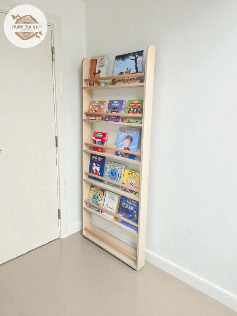 מדפיית קיר העץ של יאשה