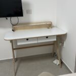 שולחן מכתבה ומדף מציאון