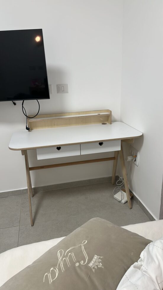 שולחן מכתבה ומדף מציאון