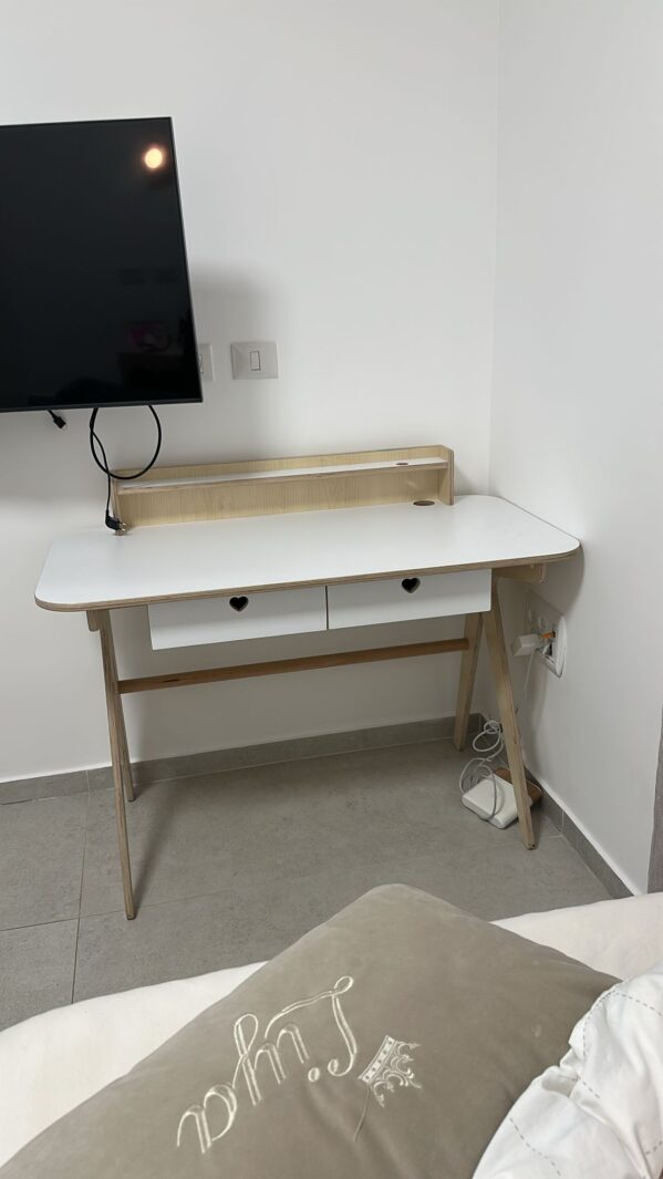 שולחן מכתבה ומדף מציאון