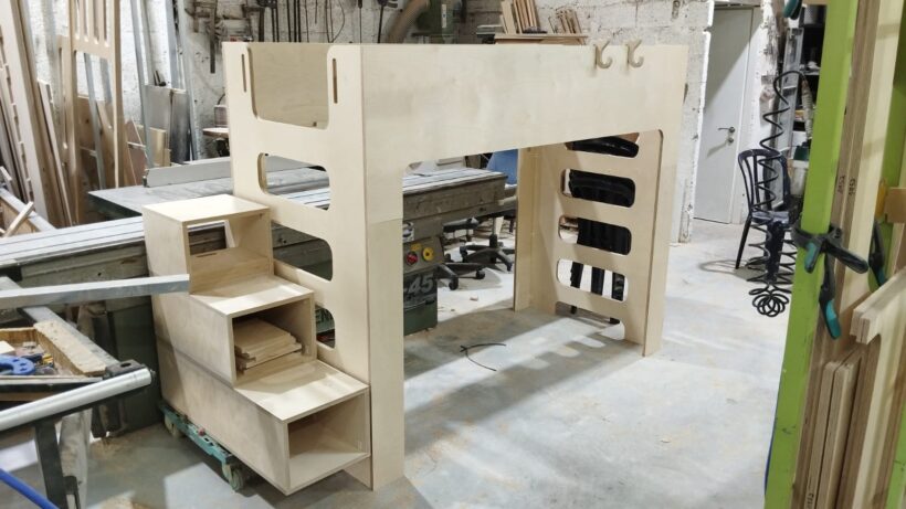 גלריה כולל מדרגות ומעקה מציאון