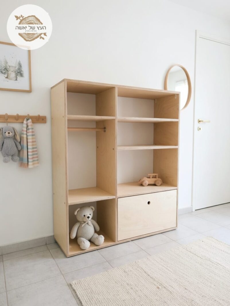 ארון בגדים ומגירה